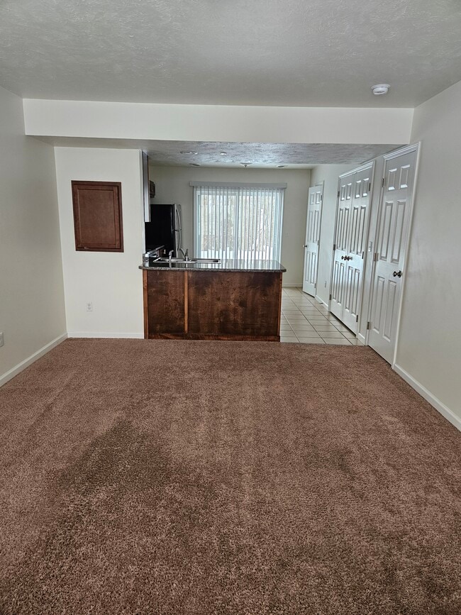 Building Photo - 34 Circuit St