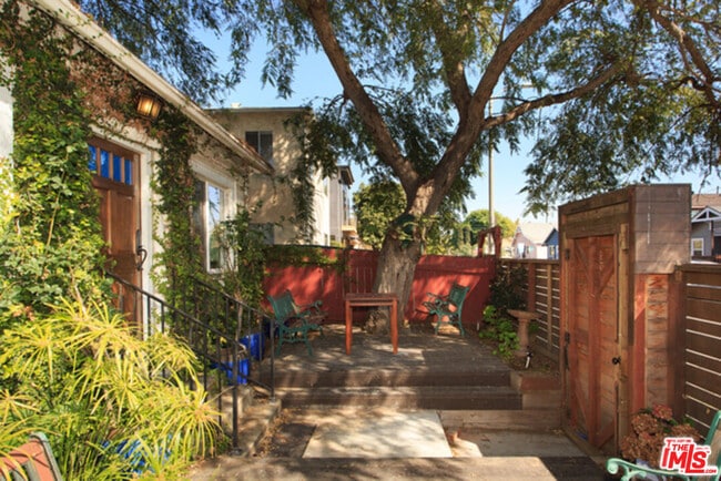 Building Photo - 547 Brooks Ave