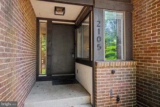 Building Photo - 2105 Glencourse Ln