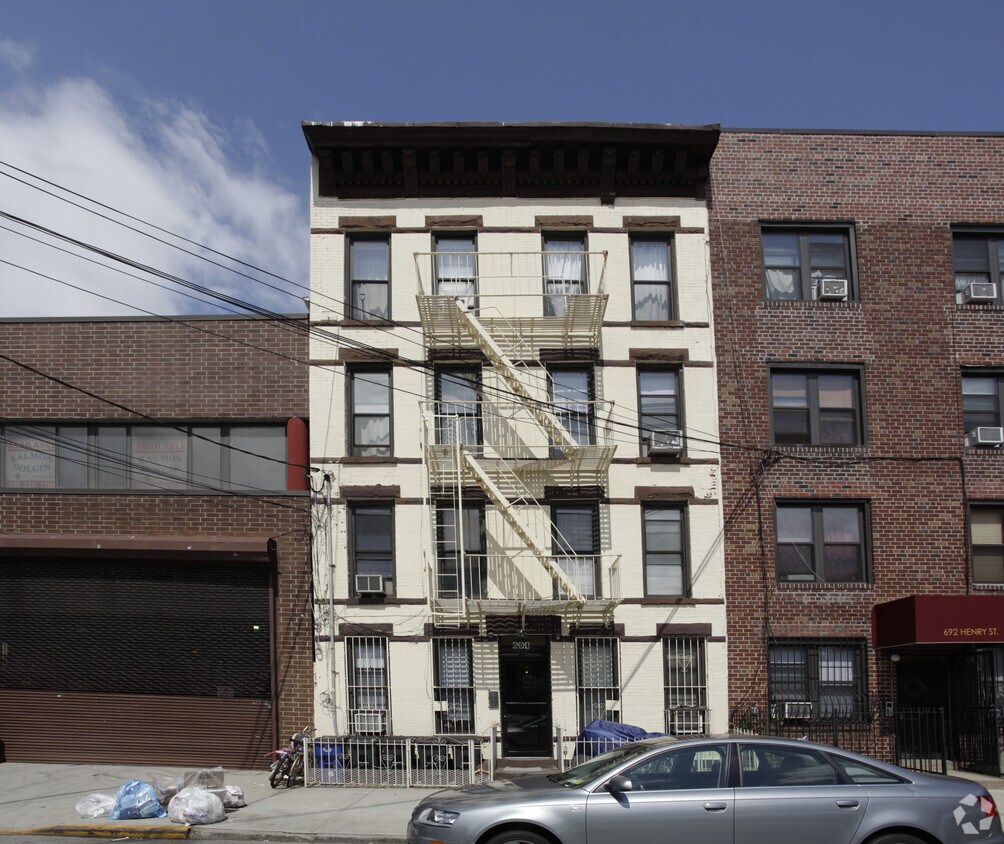 Building Photo - 694 Henry St