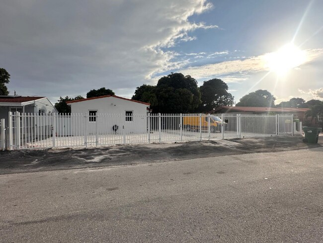 Foto del edificio - 3248 NW 102nd St