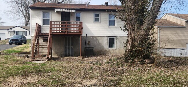 Foto del edificio - "Charming 3-Bed Home with Gleaming Hardwood Floors on Jackson Ave, Berkeley!"