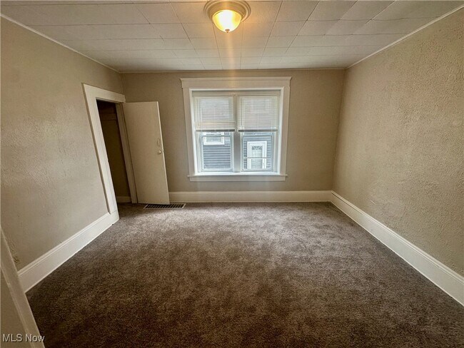 Building Photo - 555 Lumiere St