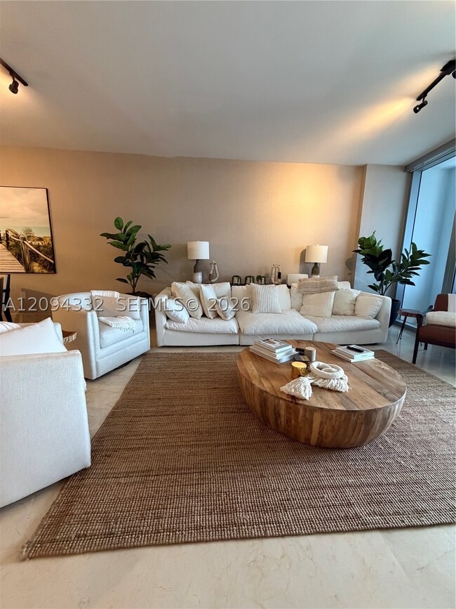 Foto del edificio - 17121 Collins Ave