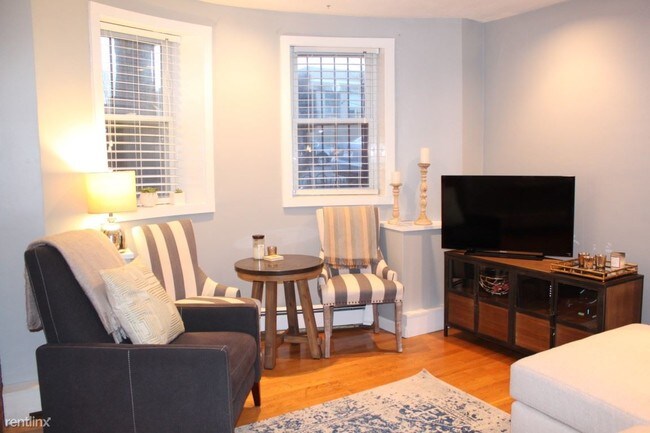 Building Photo - 1 br, 1 bath Townhome - 77 Warren Ave