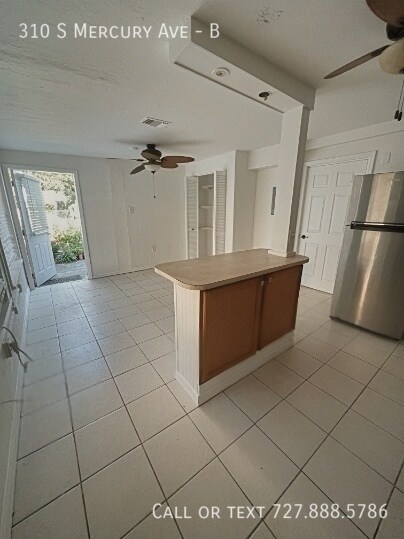 Foto del edificio - 310 S Mercury Ave