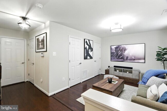 Building Photo - 7204 Barrberry Ln