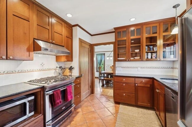Building Photo - 3 bedroom in Seattle WA 98109