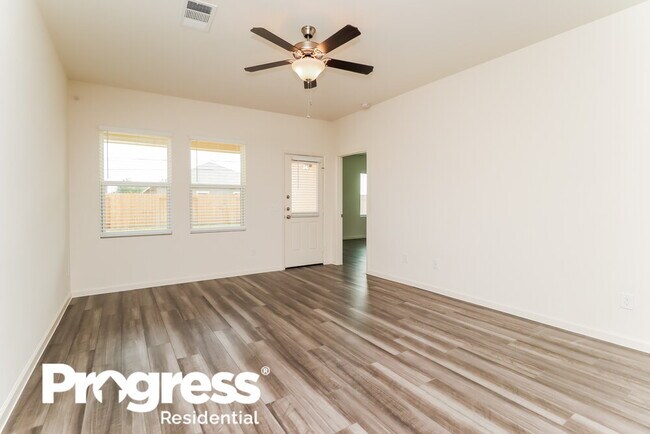 Foto del edificio - 7806 Hightree Dr