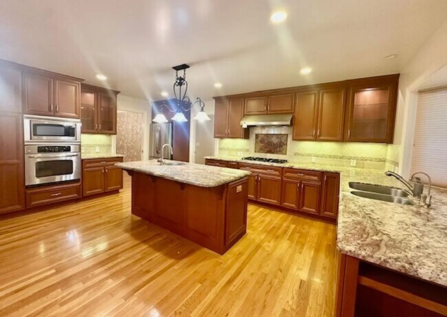 Building Photo - Beautiful 5 Bedroom, 3 Bathroom Home in the Golden Triangle of Saratoga