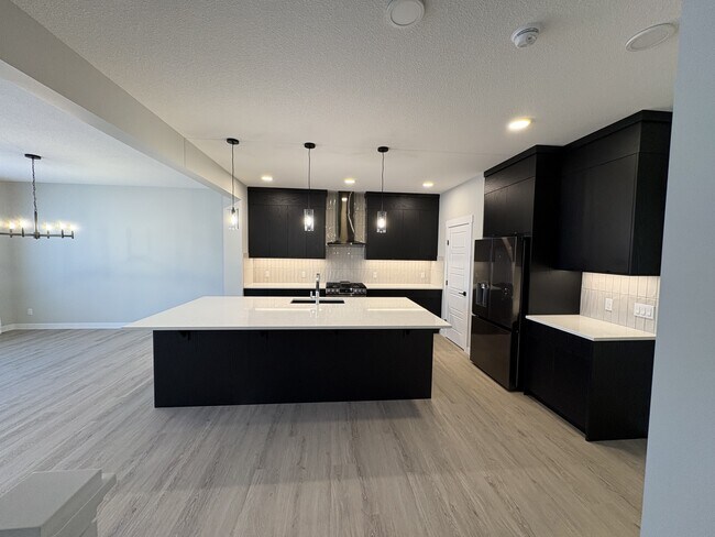 Photo du bâtiment - 15864-15827 27 Ave SW