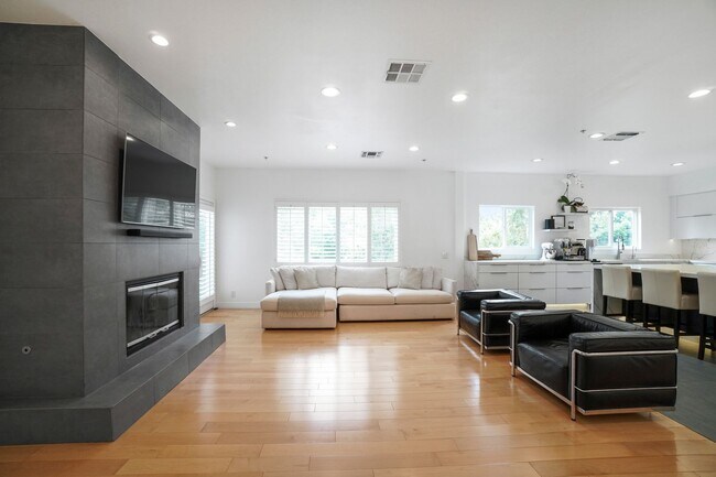 Foto del edificio - Luxury Living Awaits: Remodeled Woodland H...