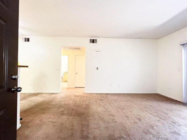 Foto del edificio - Updated 1BR Condo with Walk-In Closet & Co...