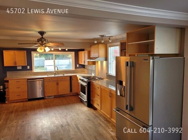 Photo du bâtiment - Updated Home on Large Lot with Workshop an...