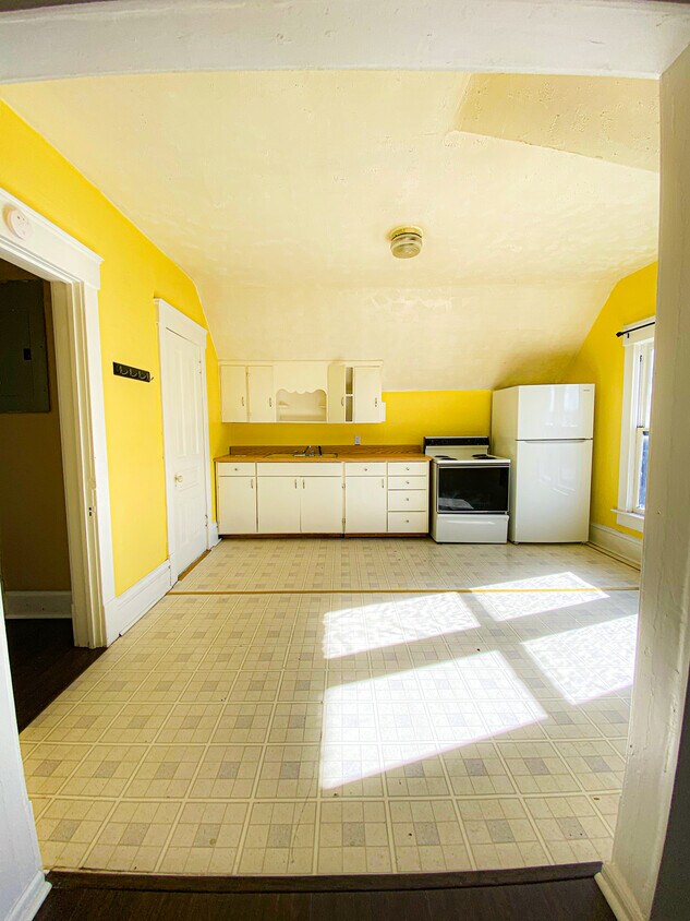 Kitchen - 2004 E 1st Ave