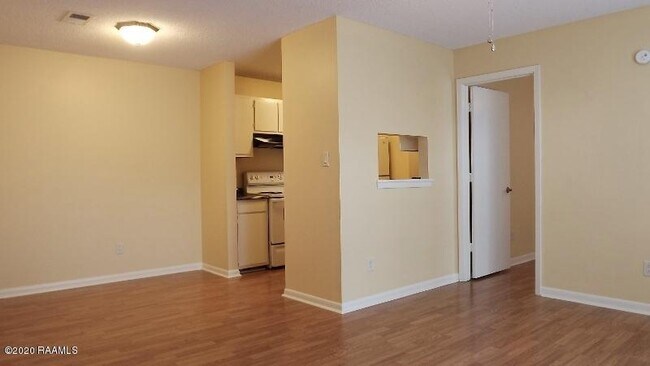 Building Photo - 610 Pillette Rd