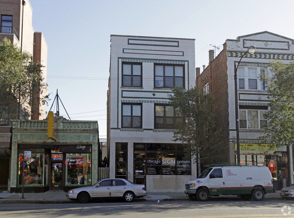 Foto del edificio - 2245 N Western Ave
