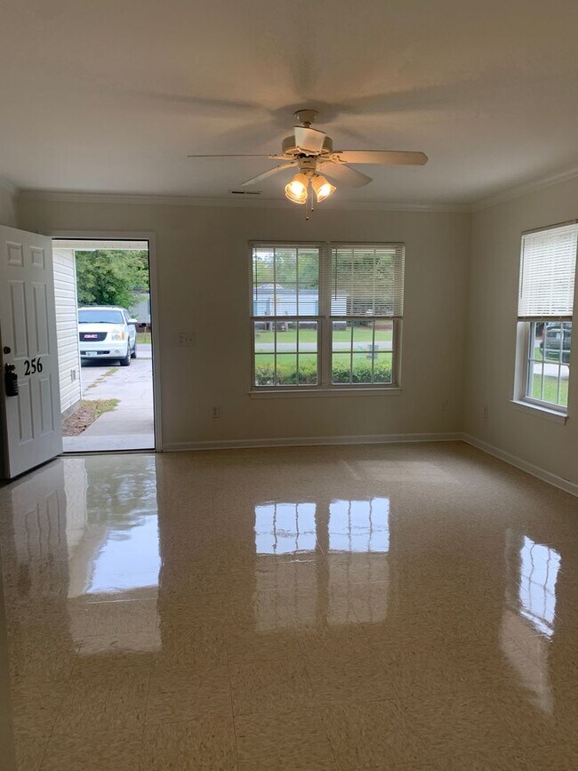 Foto del edificio - 3 Bedroom 2 Bath House on Victory Gardens Available Now