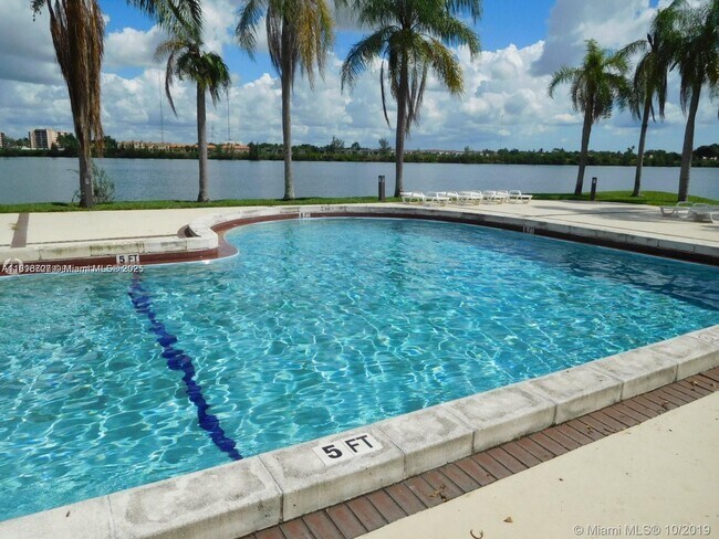Foto del edificio - 323 Ives Dairy Rd