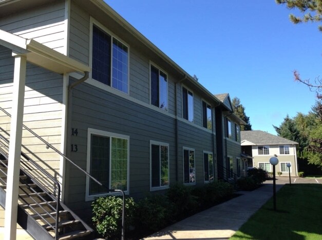 Foto principal - 739 Jackson St W