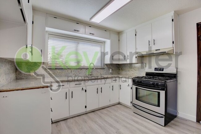 Building Photo - 809 N Hobson Ave