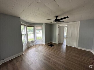 Building Photo - 527 W Cedar St