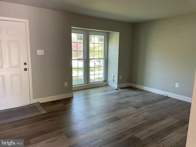 Foto del edificio - 512 Lakes Ct