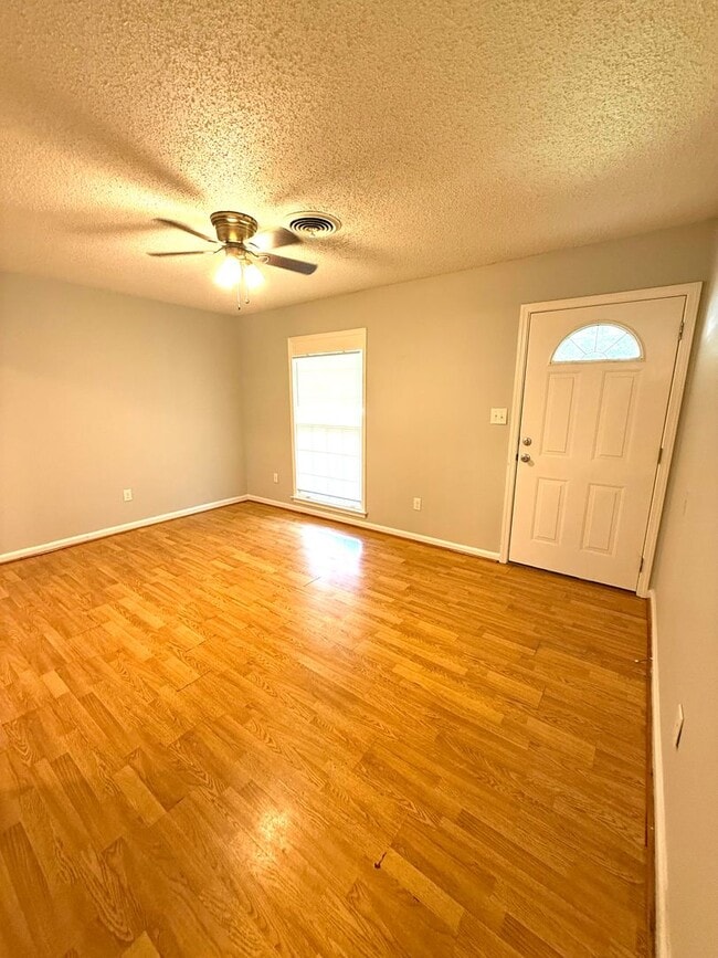 Foto del edificio - ** 3 Bed 2 Bath located off Eastern Blvd ** call (334) 366-9198 for a self showing