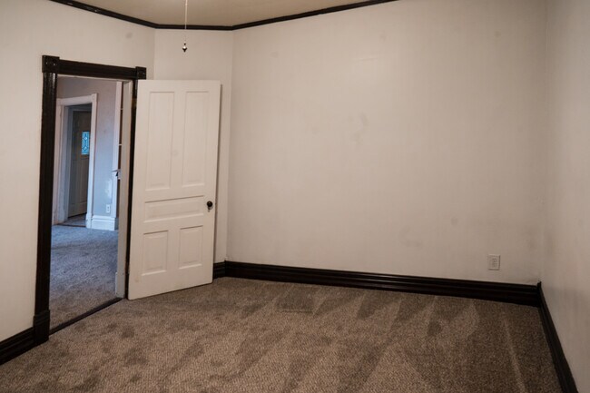 Building Photo - 556 Rose Ave E