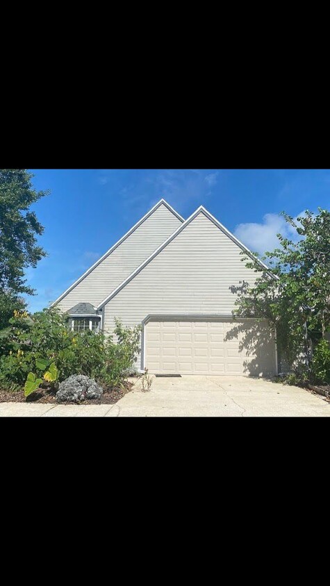 Primary Photo - 365 Village Dr