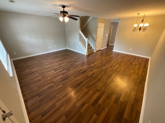 Foto del edificio - Charming Townhome in Greensboro