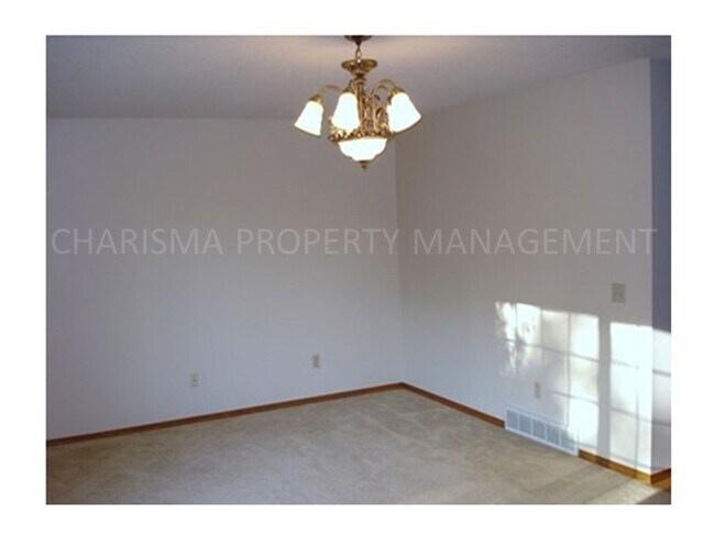 Foto del edificio - 4 BEDROOM, 2 BATH HOME IN EAST SIOUX FALLS! DOUBLE ATTACHED GARAGE! FENCED IN BACKYARD!
