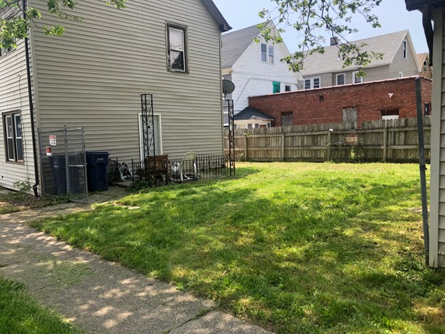 Building Photo - 934 Walden Ave