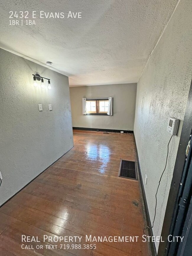 Foto del edificio - 2432 E Evans Ave