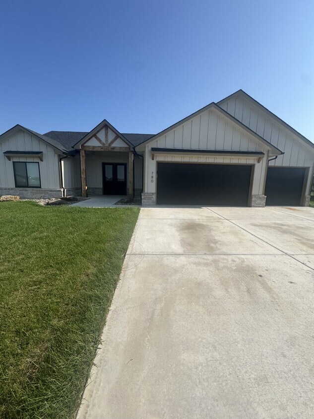 Foto principal - 780 Trails End Ct