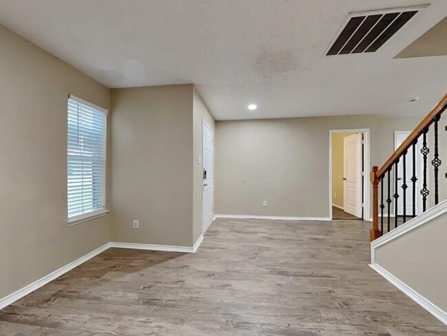 Building Photo - 7205 Silktree Ct