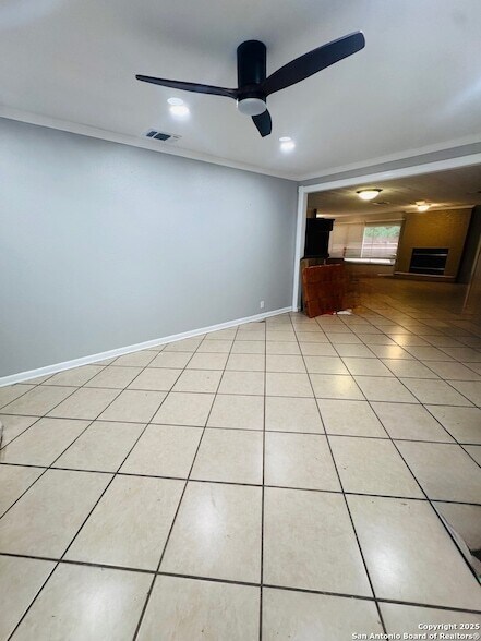 Building Photo - 335 Pinewood Ln