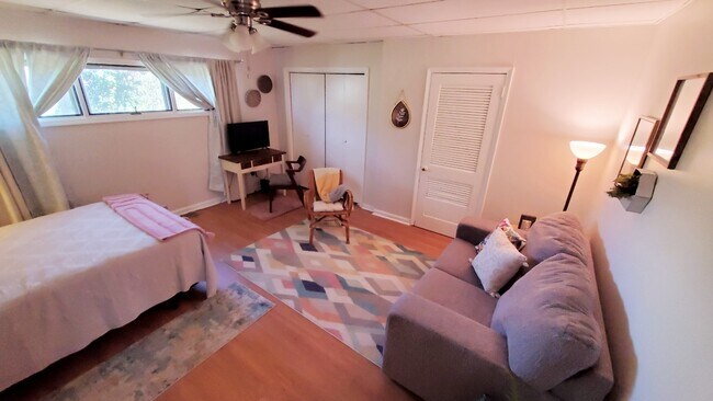 bedroom /living area - 162 Enota Ave NW