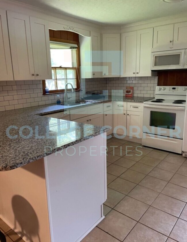 Building Photo - 830 Delmonte Dr NW