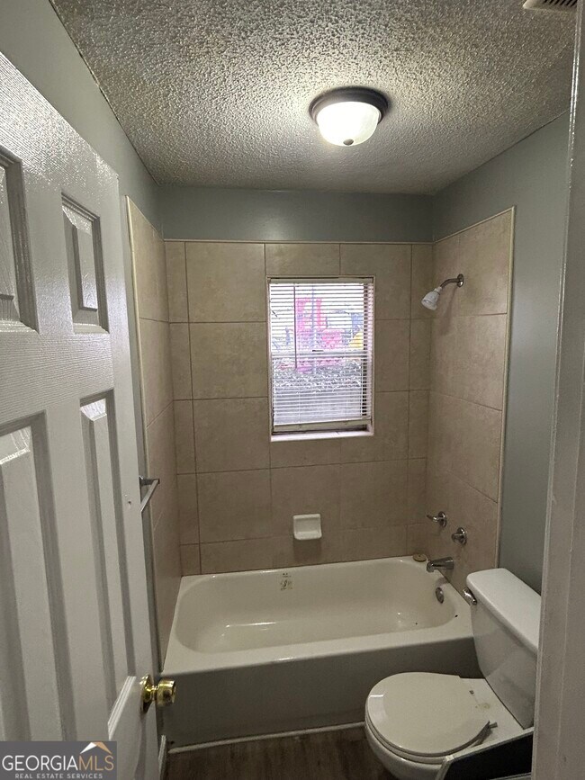 Building Photo - 2072 Mutual Ave
