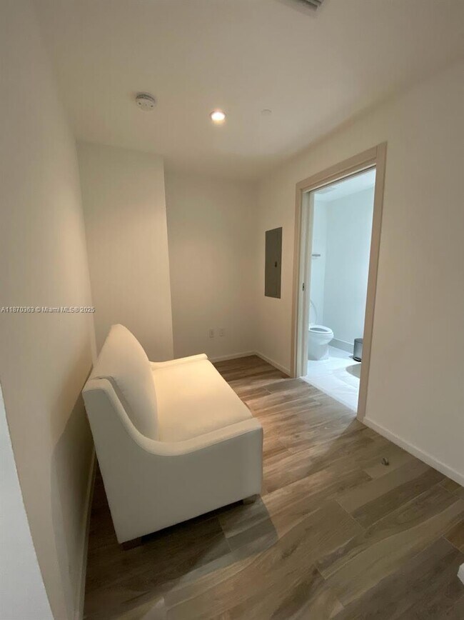 Building Photo - 801 S Miami Ave