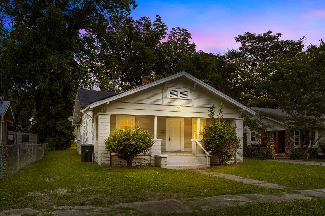 Primary Photo - Charming 4 Bedroom, 2 Bathroom house