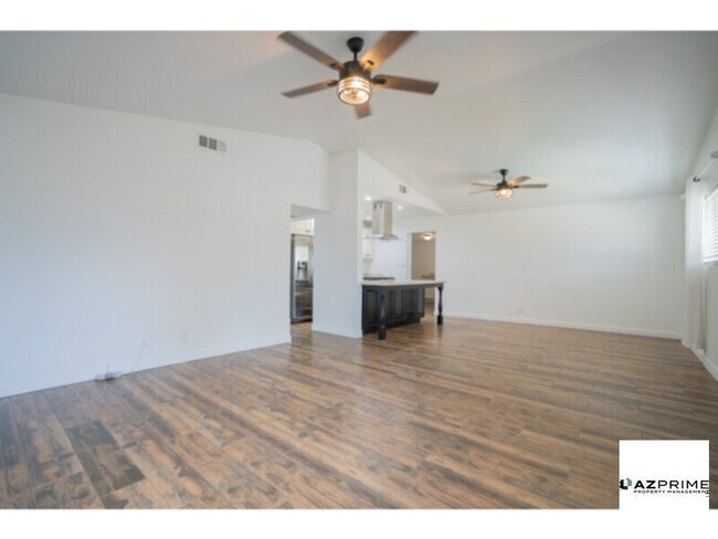 Building Photo - Exquisite 4/2 Tempe House with Vaulted Cei...