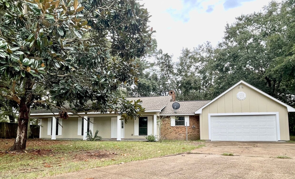 Primary Photo - Nice home in Ocean Springs!