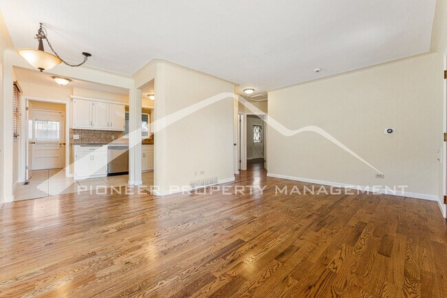 Foto del edificio - Charming single family home with fully fen...