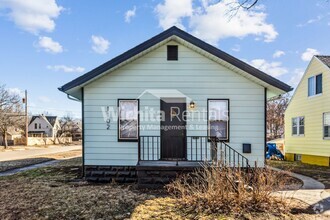 Building Photo - 1102 S Waco Ave