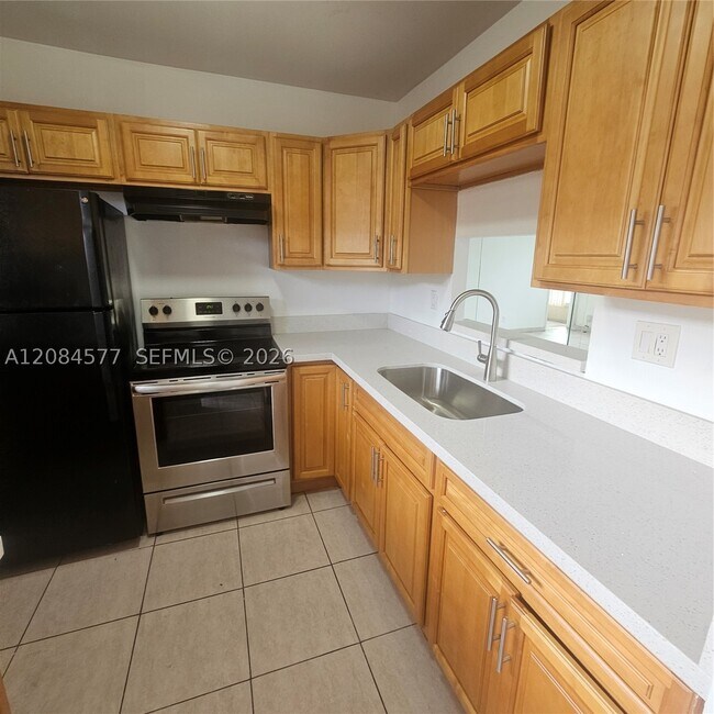 Building Photo - 5021 W Oakland Park Blvd