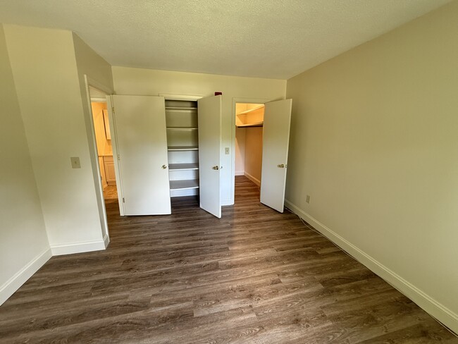 Foto del edificio - Parkway Apartments