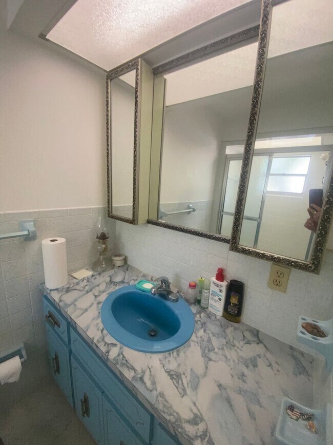 Building Photo - Cute 1 bedroom 1 bathroom PRIVATE ENTRANCE ROOM RENTAL- utilities included