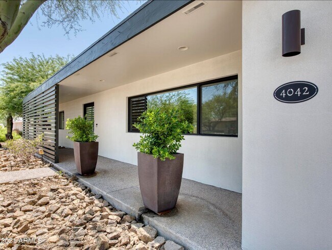 Foto del edificio - 4042 E. Saint Joseph Way, Phoenix, AZ 85018